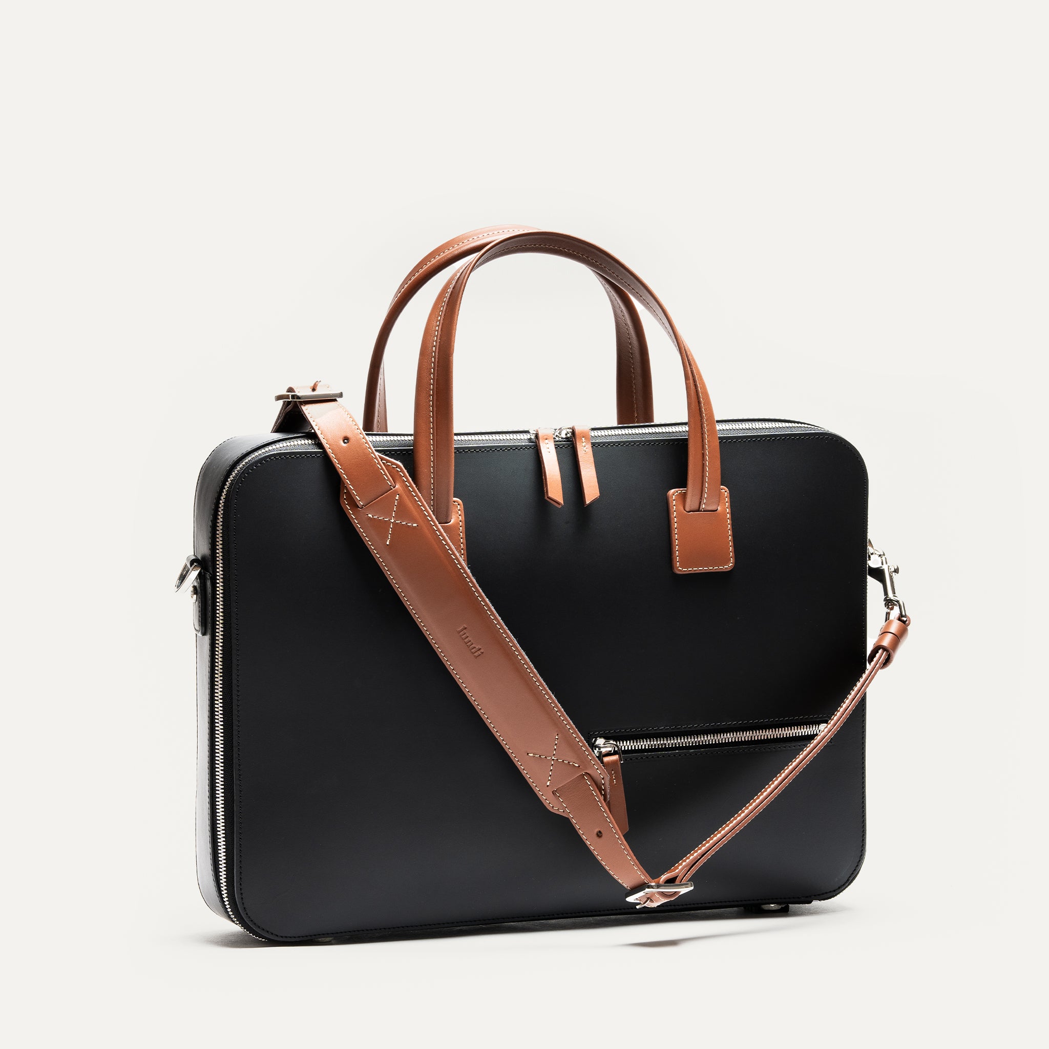 Briefcase professionnel avec poche rembourrée pour ordinateur jusqu’à 17 pouces, conçu pour enchaîner les rendez-vous avec style et efficacité.