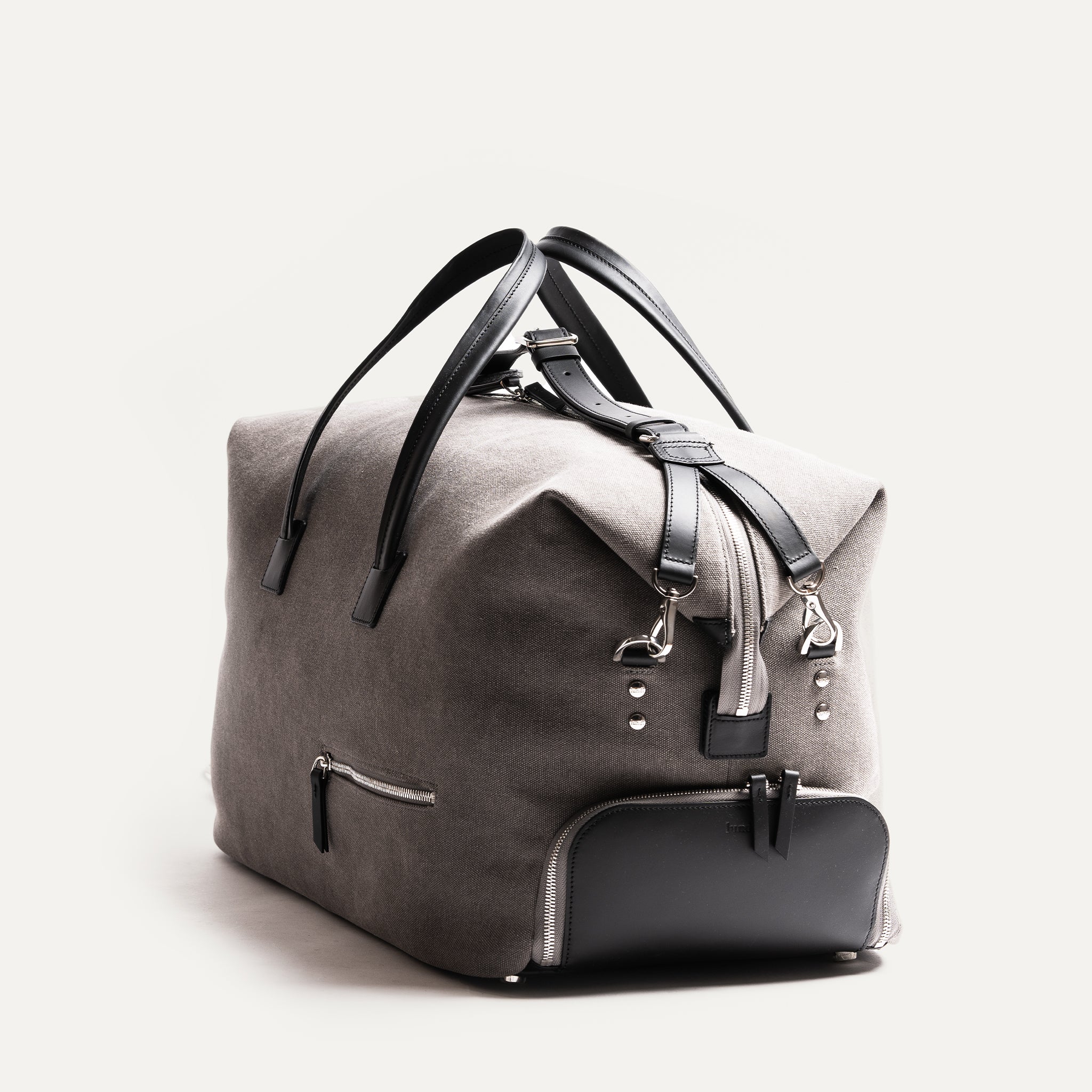sac de voyage en toile et cuir pour vous accompagner lors de vos déplacements de quelques jours permettant de ranger vos vêtements, chaussures, trousse de toilette, ordinateur, câbles et batterie....