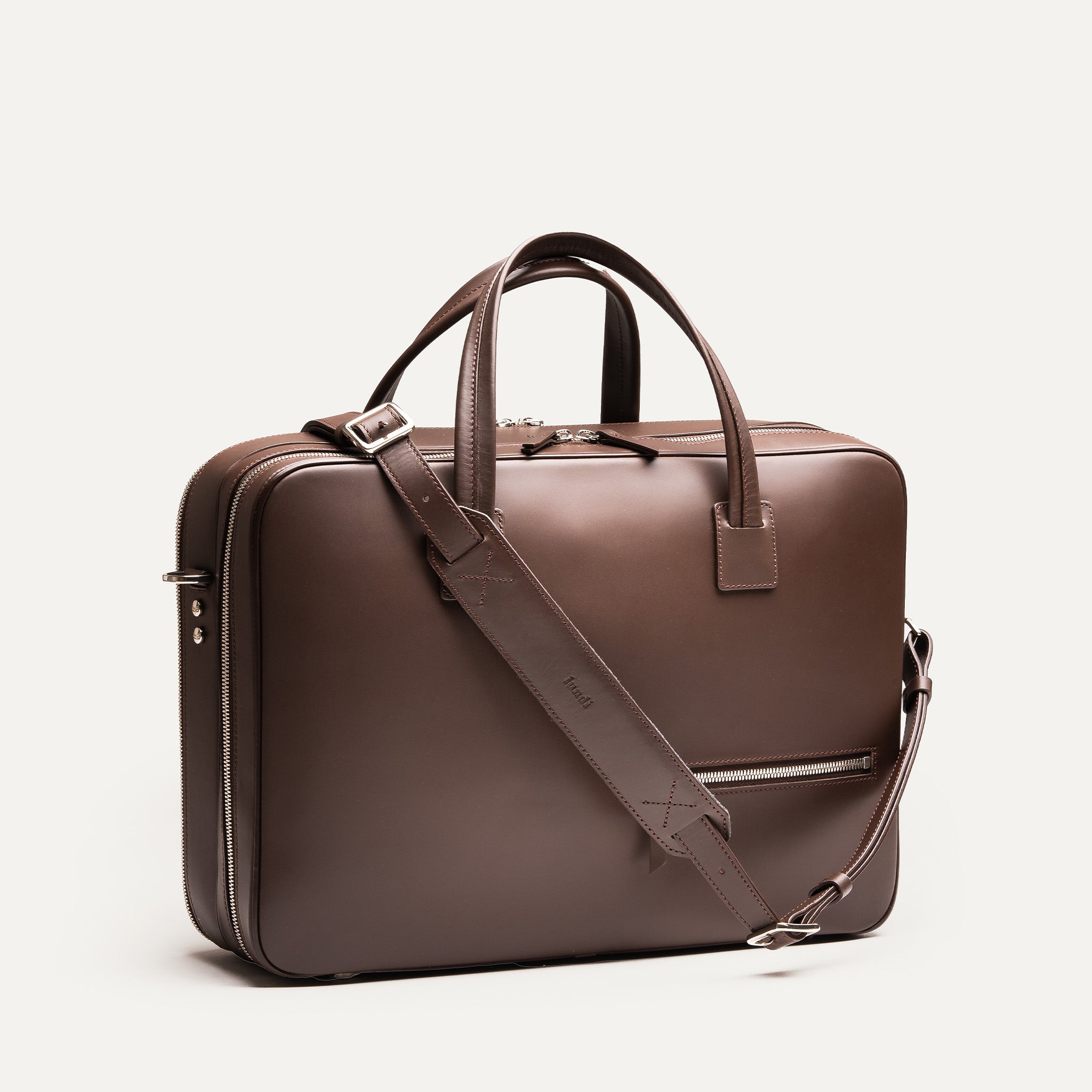 Briefcase avec une bandoulière amovible pour faciliter son transport.