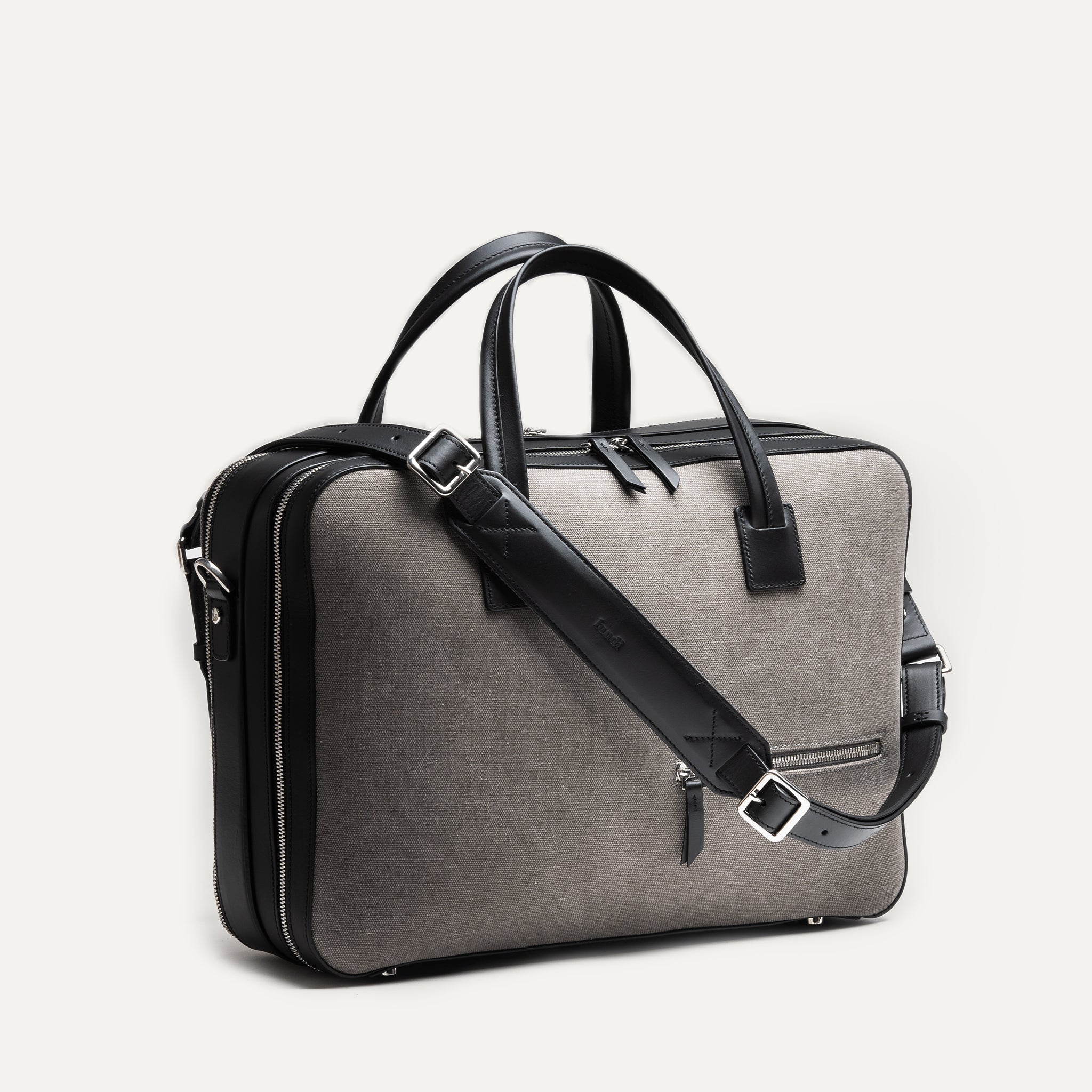 Briefcase CONALLY en toile de coton déperlante et cuir tannage végétal, équipé d’un grand compartiment bureau et d’un compartiment dressing.