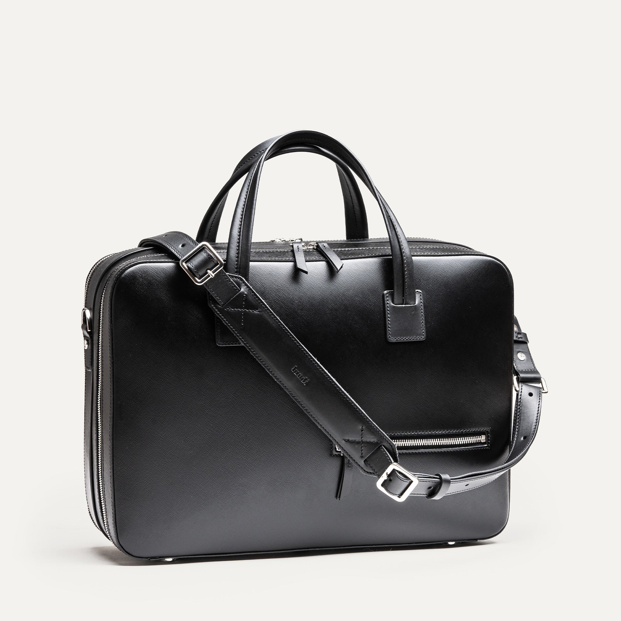 Briefcase élégant Cardignac de lundi en cuir noir, avec double compartiment et sangle amovible pour un rangement bureau et dressing sur 36 heures.