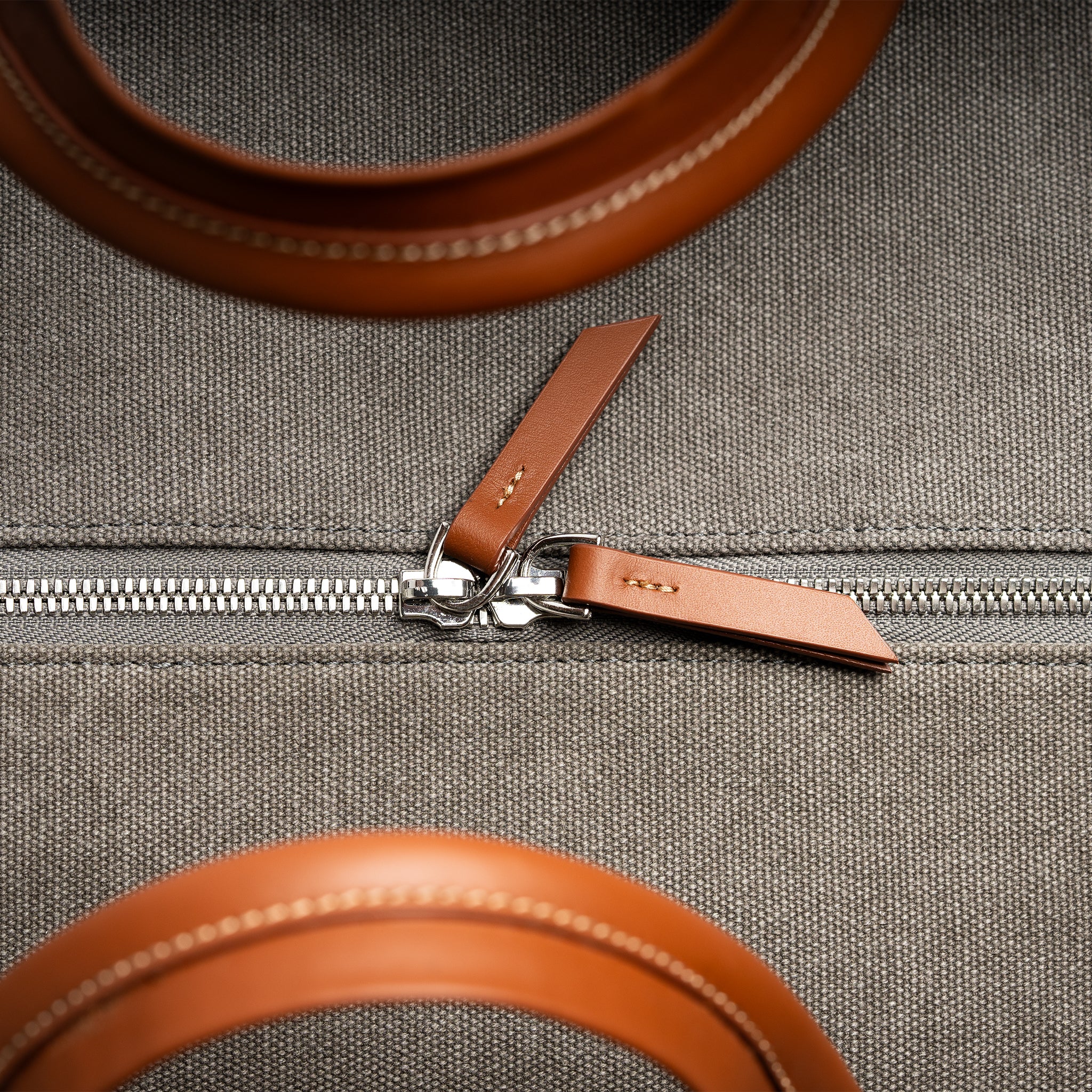 Les fermetures à glissière de notre sac de voyage sont équipées de zip Excella de la marque YKK. Des zips en métal équipés de double curseurs.