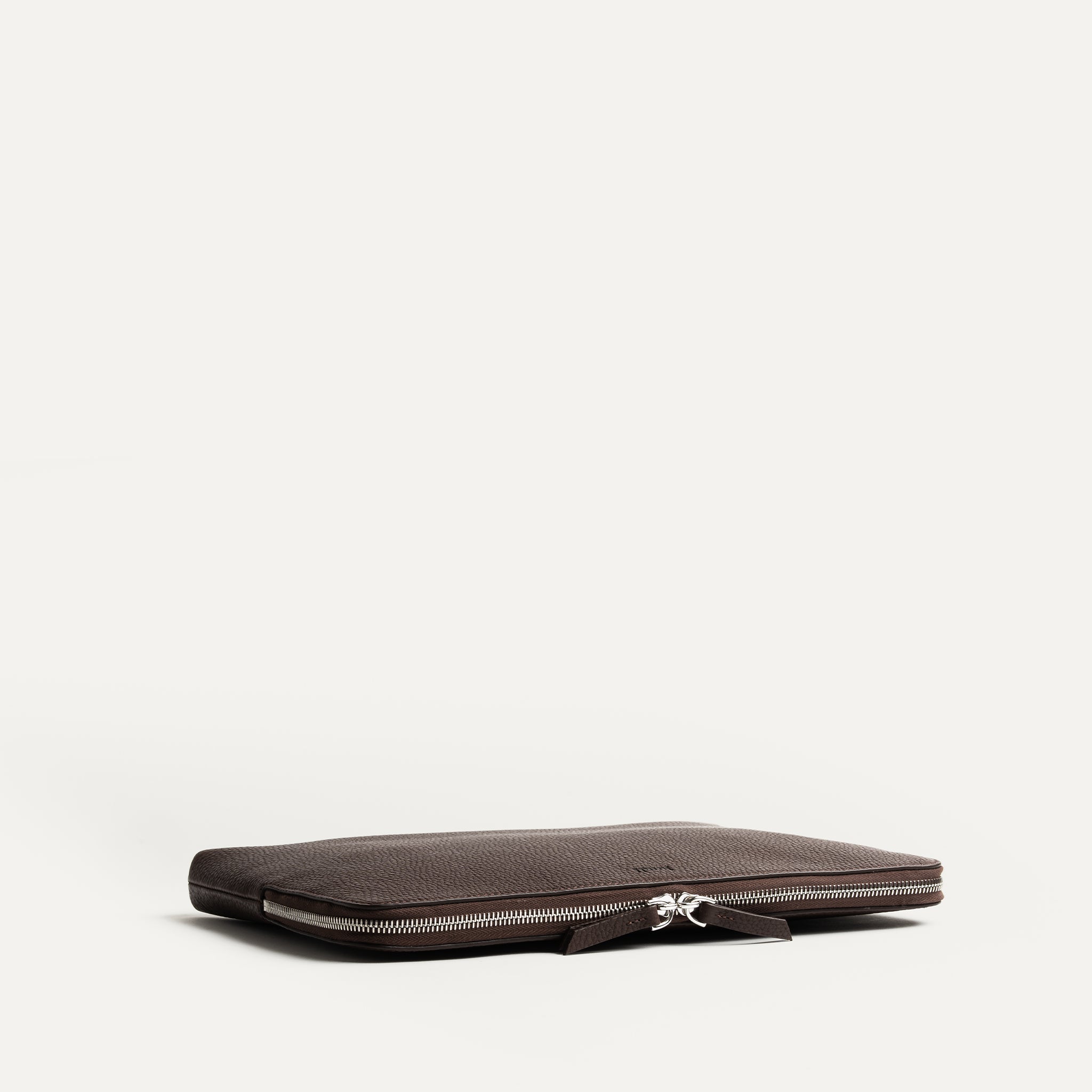 Pochette ordinateur en cuir grainé marron
