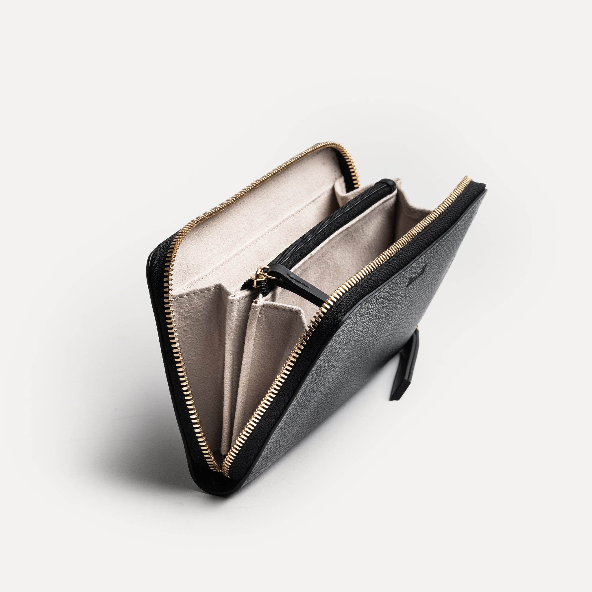 Portefeuille compagnon femme en cuir noir ouvert avec rangements visibles