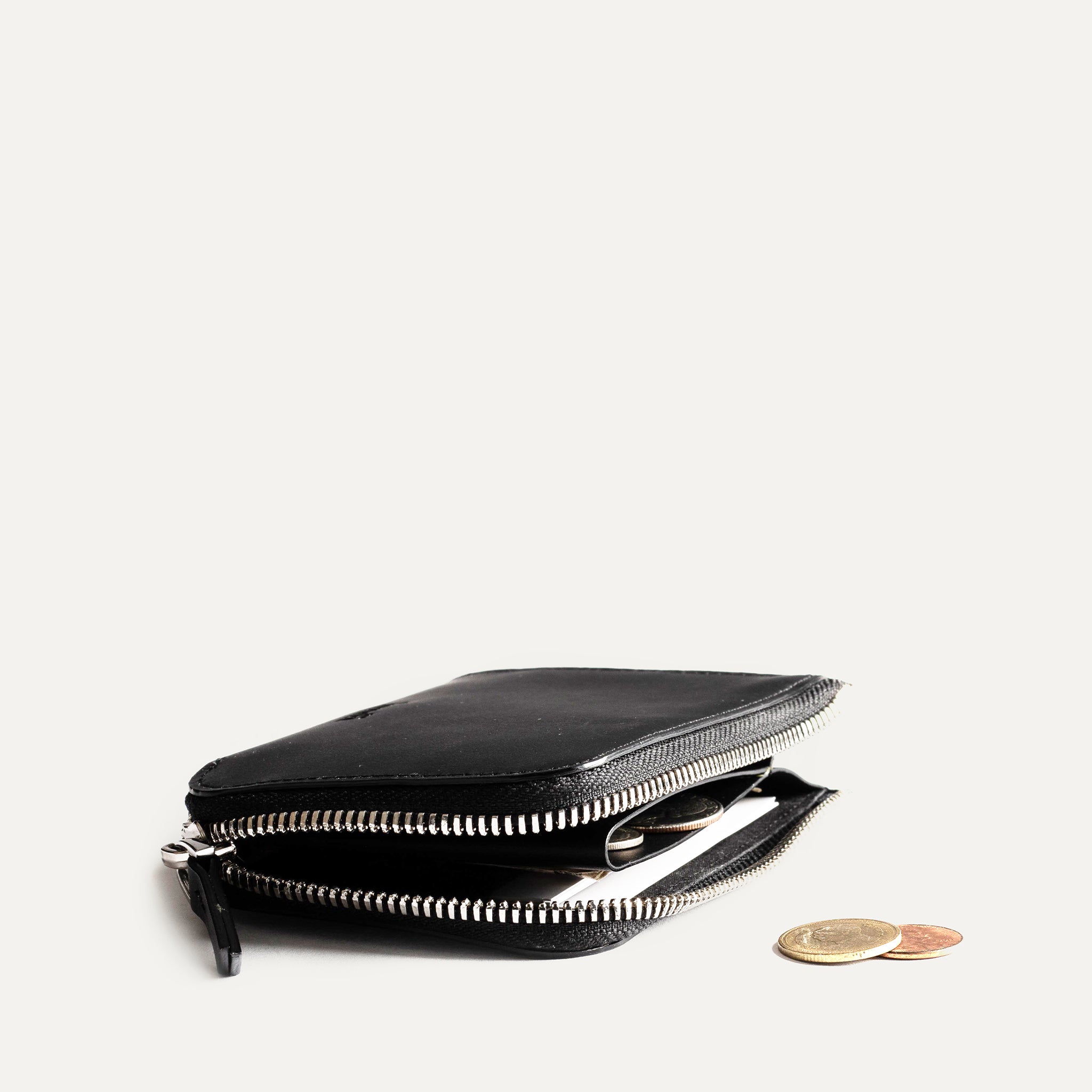 Black leather wallet, closed with a zip, lundi CHARLES